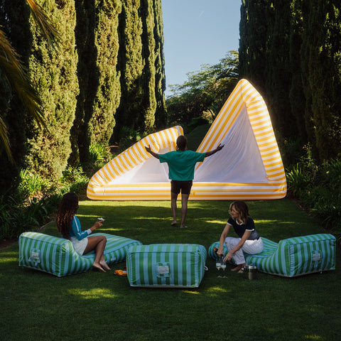 Inflatable outdoor movie screen set-up